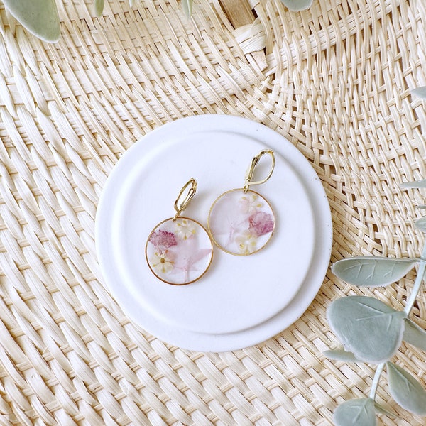 Pink round pressed wild flower earrings, earrings with real pink flowers, resin wildflower earrings, epoxy resin earrings