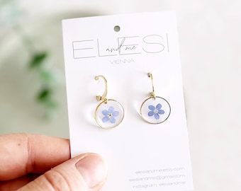 Kleine Vergissmeinnicht Resin Ohrringe mit gepresster blauer Blüte & Leverback Verschluss, Gold / Silber Epoxidharz Wildblumen Ohrringe