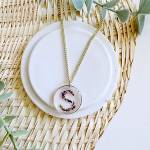 Colar de flores silvestres com letras feitas de rosas prensadas, centáureas e flores de calêndula, aço inoxidável, banhado a ouro, feito à mão, resina epóxi