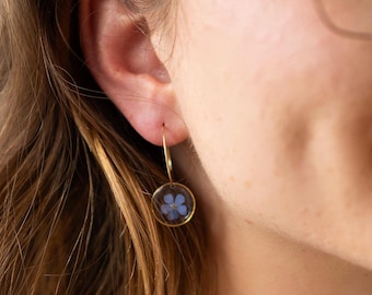 Pendientes de aro de resina con nomeolvides y flor azul prensada, pendientes de flores silvestres de resina epoxi con nomeolvides en oro/plata, flores naturales