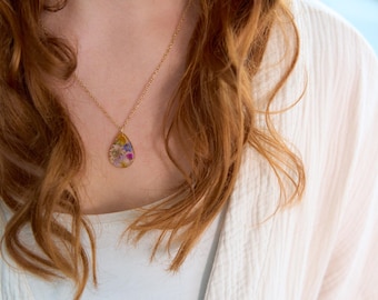 Druppelvormige kleurrijke wilde bloemenketting met geperste bloemen, echte kleurrijke harsbloemenketting, bloemenketting, epoxy