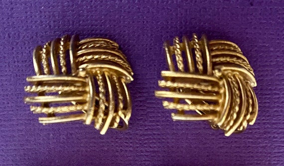 1960s LISNER Goldtone Basketweave Clip Earrings - image 2