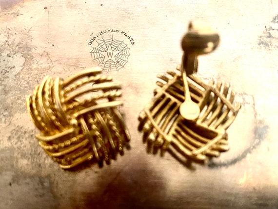 1960s LISNER Goldtone Basketweave Clip Earrings - image 4