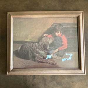 Jim Daly 1980 Holzgerahmter Druck Junge mit verletztem Hund 16 x 13