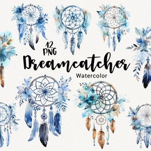 Puede incluir: Doce atrapasueños de acuarela con plumas azules, marrones y blancas. Cada atrapasueños tiene una cuerda con cuentas que cuelga de la parte inferior. Los atrapasueños están rodeados de flores de acuarela azules y blancas.