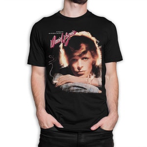 Könnte beinhalten: Schwarzes T-Shirt mit einem Foto von David Bowie vom Albumcover "Young Americans". Der Albumtitel ist in Pink über seinem Kopf gedruckt.