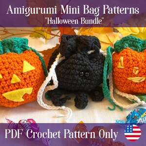 Op de afbeelding: Drie gehaakte mini-tassen in de vorm van pompoenen en een spin. De tassen zijn oranje, zwart en groen. De tekst "Amigurumi Mini Bag Patterns" en "Halloween Bundle" staat bovenaan de afbeelding. De tekst "PDF Crochet Pattern Only" staat onderaan de afbeelding.