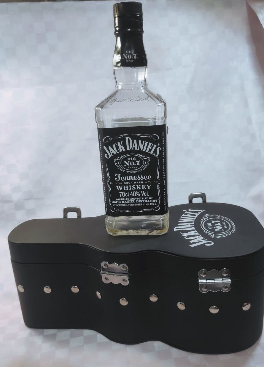 Original Jack Daniels Case in the Shape of a Guitar 0.7 L