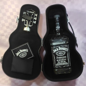 Etui Jack Daniels original en forme de guitare 0,7 l avec un bouchon et une grande bouteille édition limitée.