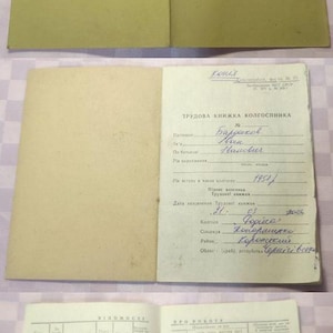 Anciens documents de l'URSS, cartes d'identité militaires, livres de travail et d'éducation, billets du Trésor et autres documents de propagande de l'ère soviétique du communisme