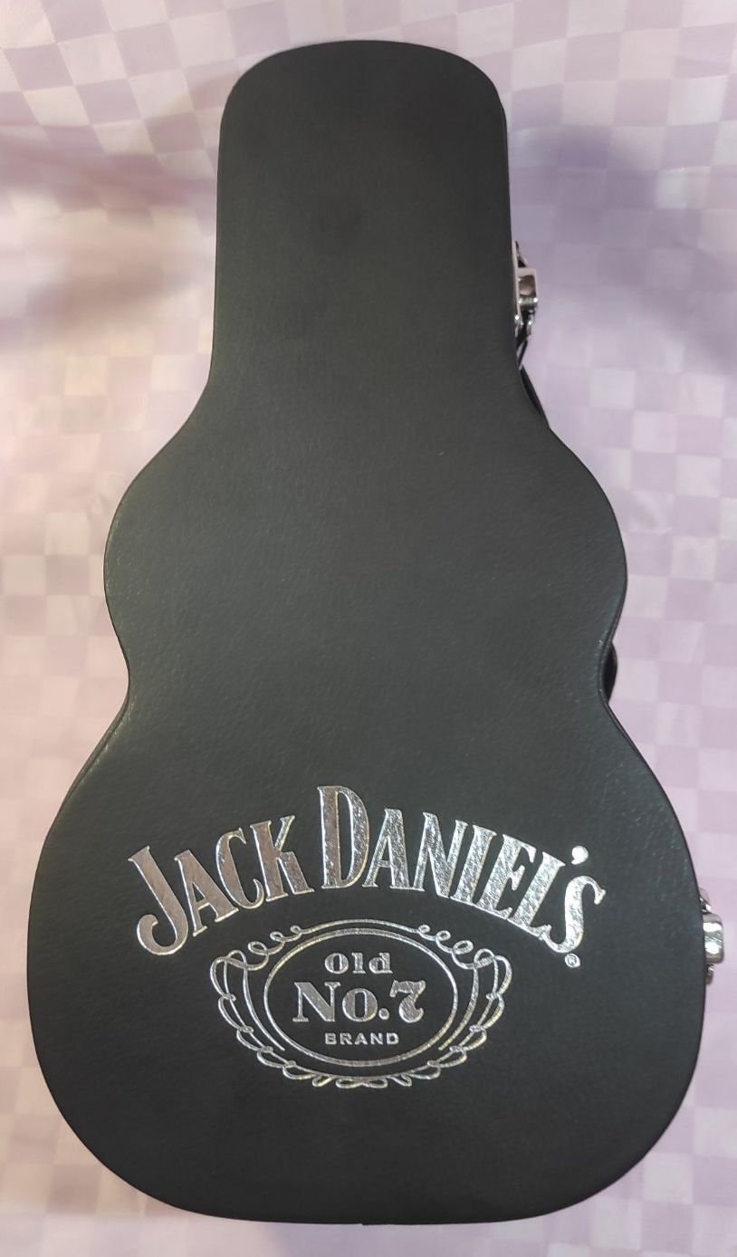 Ｄディー★貴重！【2005年】～インディー時代のツアーグッズなど Original Jack Daniels Case in the Shape of a Guitar 0.7 L