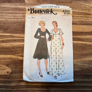 Peut inclure: Enveloppe de patron de couture vintage pour deux robes. Le patron est pour les tailles 16 1/2 et comprend une robe noire à manches longues et une robe blanche à fleurs à manches courtes. Le numéro du patron est 4501 et le prix est de 1,25 $.