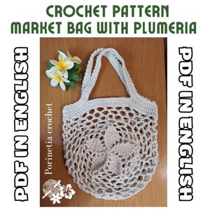 Puede incluir: Patrón de crochet para una bolsa de mercado con un diseño de flor de plumeria blanca. La bolsa está hecha de hilo beige y tiene un diseño redondo calado. El patrón está disponible en formato PDF en inglés.