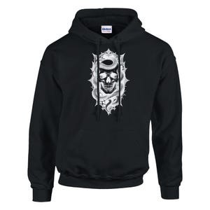 Peut inclure: Un sweat-shirt à capuche noir avec une impression graphique blanche sur la poitrine. Le motif représente un crâne humain entrelacé d'un serpent, enfermé dans un cadre orné et pointu. Le sweat inclut une poche kangourou et des cordons.