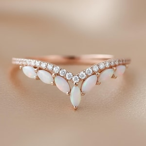Rosegold Marquise Opal Ring: Gebogenes V CZ Cluster Band