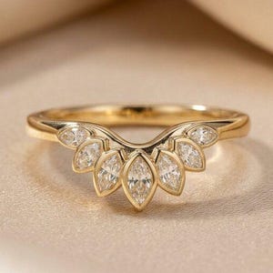 Marquise geslepen moissaniet gebogen trouwring, unieke stapelring, bezel set moissanite contourband, jubileumcadeau voor haar, sierlijke kroon