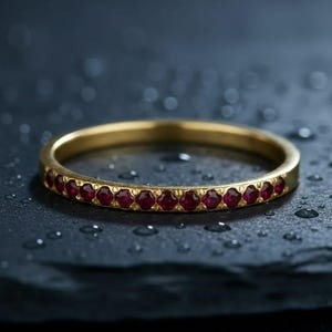 Anillo de rubí en oro de 14 quilates, anillo de media eternidad, delicado anillo apilable con rubí, anillo minimalista con piedra de nacimiento, anillo llamativo, anillo apilable personalizado.