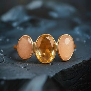 Massief gouden ring met citrien en zonnesteen: sierlijke ring met drie stenen