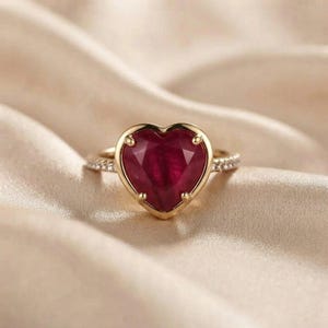 Herzförmiger Rubinring in Gold, Verlobungsring mit rotem Edelstein, Schmuckgeschenk für Frauen zum Valentinstag, personalisierter Rubin-Versprechensring, Weihnachtsring