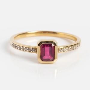 Zierlicher Rubin Solitärring im Smaragdschliff: Gelbgold / Art Deco Schmuck