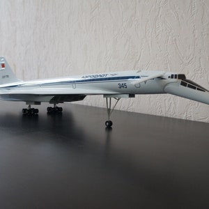 Pode incluir: Um modelo de avião branco com detalhes azuis e pretos. O avião está etiquetado com "АЭРОФЛОТ" e "345".