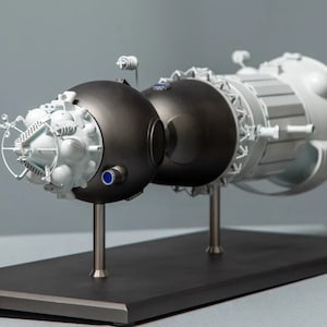 Modelo em escala 1/50 do veículo de lançamento da nave espacial Soyuz 7K-LOK, modelo artesanal da URSS da Rússia