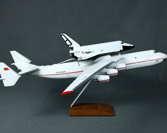 伝説的なソ連ウクライナのアントノフ An-225 ムリヤ+ブラン宇宙船