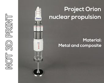 Pode incluir: Um modelo branco e prateado da nave espacial de propulsão nuclear Projeto Orion. O modelo é etiquetado como "Orion" e "EUA". O texto "Projeto Orion propulsão nuclear" e "Material: Metal e composto" é visível no fundo.
