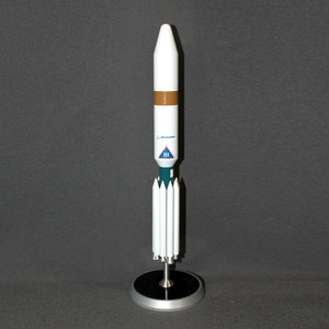Delta 3 spacecraft launch vehicle scale model