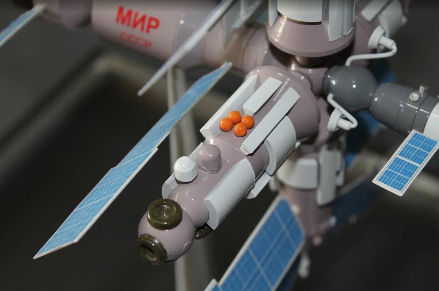 Amazon.com: MIR Space Station Scale Model Kit (Kit, assembly
