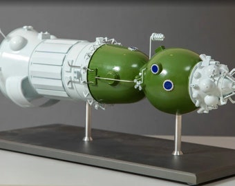 ソ連のソユーズ7K-LOK宇宙船月面N1打ち上げ機スケールモデルv2手作り