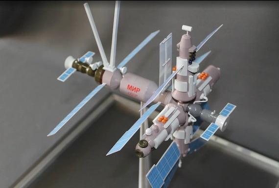Revell 1/144 MIR space station, by Richard F.