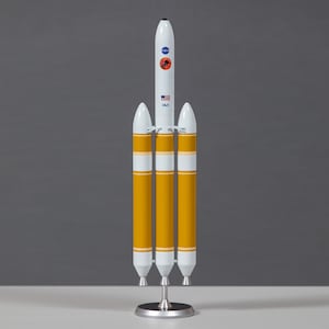 Modelo em escala 1/144 do veículo de lançamento espacial Delta 4 Heavy feito à mão pela ULA dos EUA