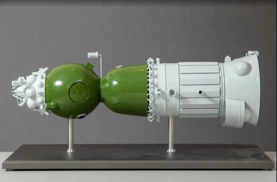 【送料無料】Soyuz project 『perspective』 USSR Soyuz 7K-LOK Spacecraft Lunar N1 Launch Vehicle Scale Model