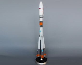 Premium handcrafted USSR Russian cargo Soyuz rocket spacecraft launch vehicle scale model 1/72