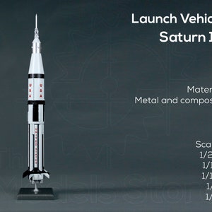 Può includere: Un modello bianco e nero del veicolo di lancio Saturno 1B, con il testo "UNITED STATES" e "USA" sul lato. Il modello è su una base nera e ha una finitura argentata. Il testo "Launch Vehicle Saturn 1B" è nella parte superiore dell'immagine. Il testo "Material: Metal and composite" e "Scales: 1/250, 1/144, 1/100, 1/72, 1/50" è nella parte inferiore dell'immagine.