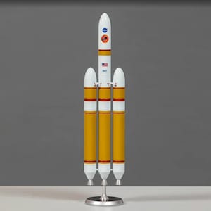 Delta 4 Heavy spacecraft launch vehicle scale model v3