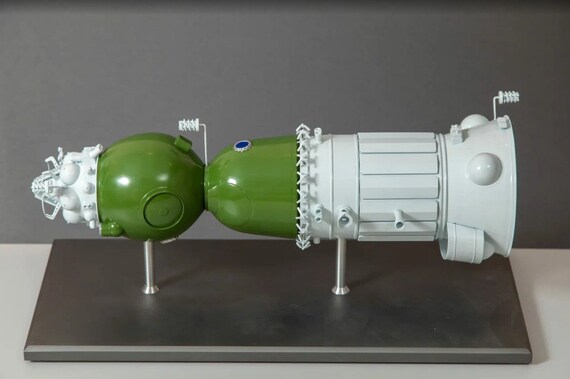USSR Soyuz 7K-LOK Spacecraft Lunar N1 Launch Vehicle Scale Model