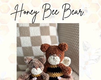 Peut inclure: Deux ours en peluche en crochet en forme d'abeille, l'un brun et l'autre brun clair, avec des corps rayés noirs et jaunes. Les peluches sont posées sur une surface à carreaux.