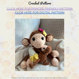 Może przedstawiać: Szydełkowany brązowy małpka trzymający mniejszego szydełkowego brązowego małpkę. Większy małpka ma różową twarz i nosi różowy kwiat na głowie. Mniejszy małpka trzyma żółtego szydełkowego banana.