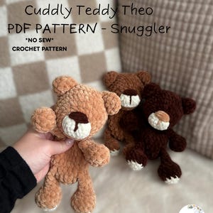 Pode incluir: Três ursinhos de pelúcia de crochê feitos à mão em tons de marrom. Os ursos têm focinhos e patas brancas. O texto "Cuddly Teddy Theo PDF PATTERN - Snuggler" é exibido acima dos ursos. As palavras "*NO SEW* CROCHET PATTERN" também são visíveis.