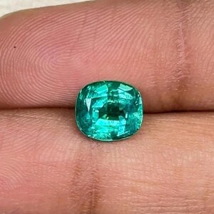 天然エメラルド 高光沢 クッションカット 1.80 カート 8 x 7 MM ルース 宝石 ジュエリー用