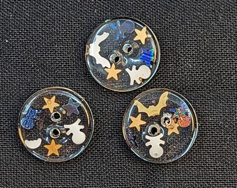 Bottoni W7 da 12 mm fatti a mano in resina coriandoli di Halloween confezione da 6 da Bobbie's Buttonry