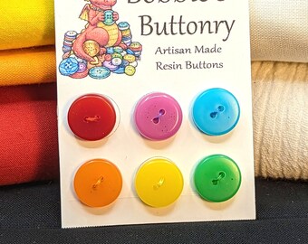 Bottoni W7 da 12 mm fatti a mano in resina piatta arcobaleno confezione da 6 da Bobbie's Buttonry