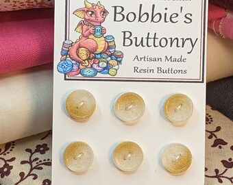 Bottoni W8 da 10 mm fatti a mano in resina bianca e oro cremoso luccicante confezione da 6 da Bobbie's Buttonry