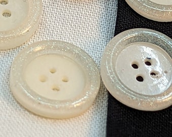 Bottoni D1 da 15 mm in resina fatti a mano bianco caldo con finiture luccicanti trasparenti Confezione da 6 da Bobbie's Buttonry