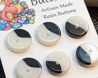 Bottoni W7 da 12 mm fatti a mano in resina nera e bianca Shimmer Duo 6 pezzi da Bobbie's Buttonry