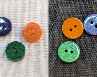Bottoni W9 da 10 mm fatti a mano in resina verde viola scuro arancione luccicante Confezione da 6 da Bobbie's Buttonry