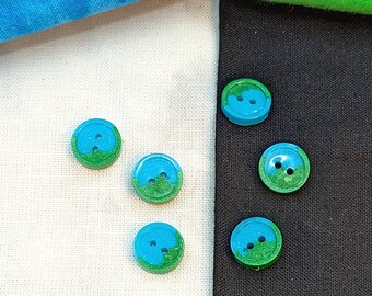 Bottoni W8 da 10 mm fatti a mano in resina verde e azzurro brillante confezione da 6 da Bobbie's Buttonry
