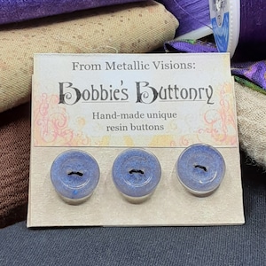 12mm W6 Knoppen Handgemaakte Hars Ice Blue Shimmer 3 pack van Bobbie's Buttonry